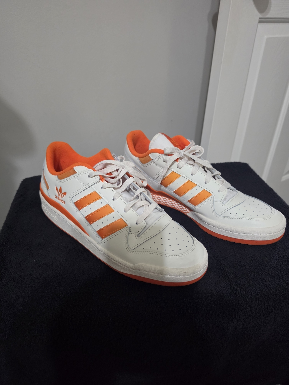 Adidas White & Orange Low-Top Sneakers – Retro Three-Stripes